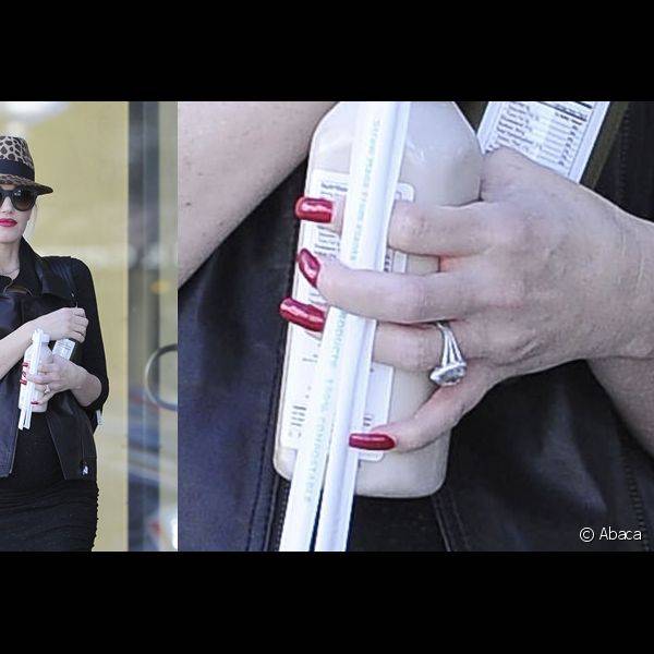 As unhas da ousada Gwen Stefani j? se destacavam apenas pelo comprimento, mas o vermelho combinado com o batom trouxe um charme todo especial ao look preto 